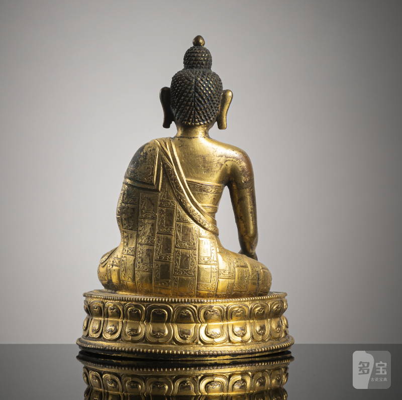 A GILT-BRONZE FIGURE OF BUDDHA SHAKYAMUNI - 图2